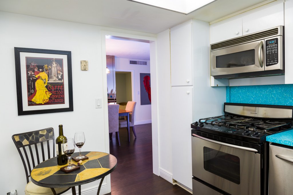 parkerplaza309kitchenseatingarea.jpg
